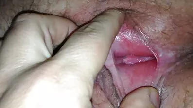 Pussies ពីរនាក់ fucked ខ្លាំងភាពស្រស់ស្អាតនៅលើគ្រែ
