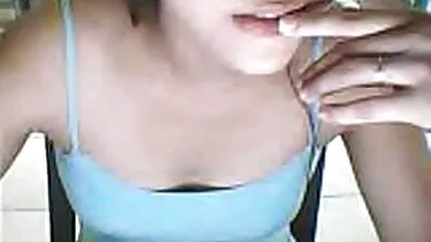 បុរសវ័យក្មេងនិង horny ដេកជាមួយតុក្កតាស្រស់ស្អាត