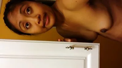 មួយប៍ន horny តិចតួចត្រូវបាន fucked នៅក្នុងលាដោយមាត់និង pussy