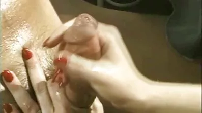 Cellulite granny ទទួលបាន horny និង masturbated ខាងស្ដាំនៅលើកៅអី