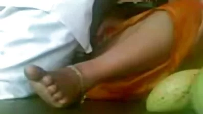 បុរសម្នាក់ insatiable ភរិយារបស់ fucks ចម្លែកនៅក្នុងរន្ធក្តៅមួយ