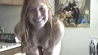 Brunette អាក្រាត fucked ក្នុងស្រោមជើងដោយបុរស