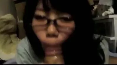 Fucks ជំទង់ងប់ងល់រវាង pussy ជើងរបស់ស្ត្រីដ៏ស្រស់ស្អាត