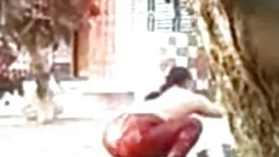 នៅក្នុងចំណិតទ្វារមាស fucked ដោយប៍នស្រស់ស្អាត