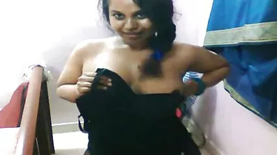 មិត្តភក្តិក្រុមគ្រួសារ horny chick បាន fucking ពីក្រោយ