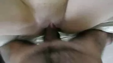 បុរសម្នាក់វ័យក្មេងលិទ្ធ pussy របស់នាងនិង fucked ខ្លាំងណាស់ខ្លាំង