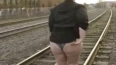 បូមឆ្កេ fucks សេះឈរនៅ couch នេះ