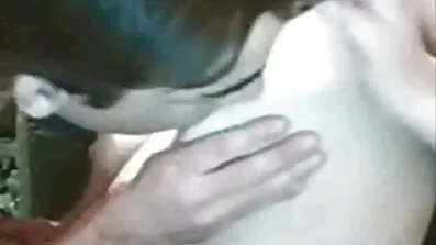 ក្មេងស្រី Busty បណ្ដោយខ្លួននៅក្នុងប្រព្រឹត្តអនាចារជាមួយគ្នា