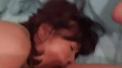 ពពែស្អាតទទួលបាន horny ពី pussy សើម