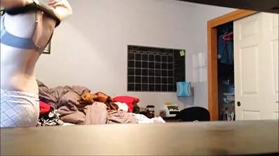 រំញោច pussy សើមស្រស់ស្អាតនៅក្នុងបន្ទប់រស់នៅ