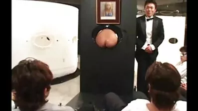 អស្ចារ្យ fuck មួយថោនជាមួយនឹង nymphs ពីរនៅលើ couch នេះ