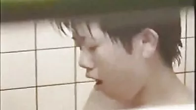 គូស្នេហ៍ creampied នៅក្នុង pussy មិត្តស្រីបន្ទាប់ពី fuck ក្តៅ